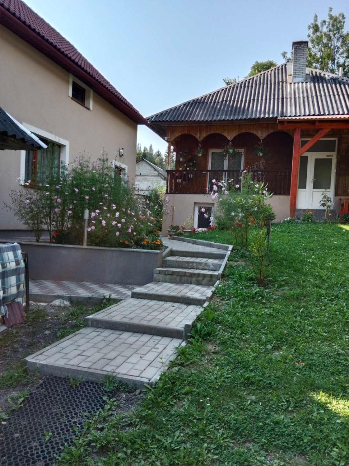 Cottage house Podobovets Exteriör bild